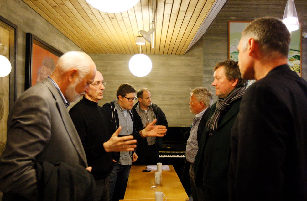 Tony Dalen (t,h) og Ingar Rektvedt jobbar det dei kan med å bli ferdige å bore gjennom fjellet og ned til sjøen. Til slutt kom dei gjennom og jobber er utført.
Foto: Alf-Einar Kvalavåg