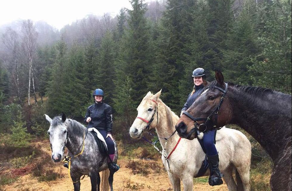 Laurdag blir det mange flotte hestar og sjå på Skeiseid når det blir arrangert distanseritt. Til venstre Helene Vermundsen og Ellen Annette Gutubakken.
Foto: Privat