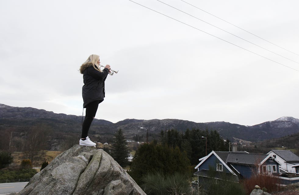 Hege har vore på toppen av fleire konkurransar med kornetten sin saman med ulike korps. Snart legg ho utsikta over Skjoldastraumen bak seg for eit år, men ho vil tilbake å busette seg på Vestlandet.