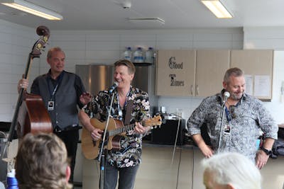 Geir Jørgensen, Kalle Aasland og Arnt Ove Kvernenes i Po'boys heldt ein lystig konsert på AOI på Frakkagjerd.