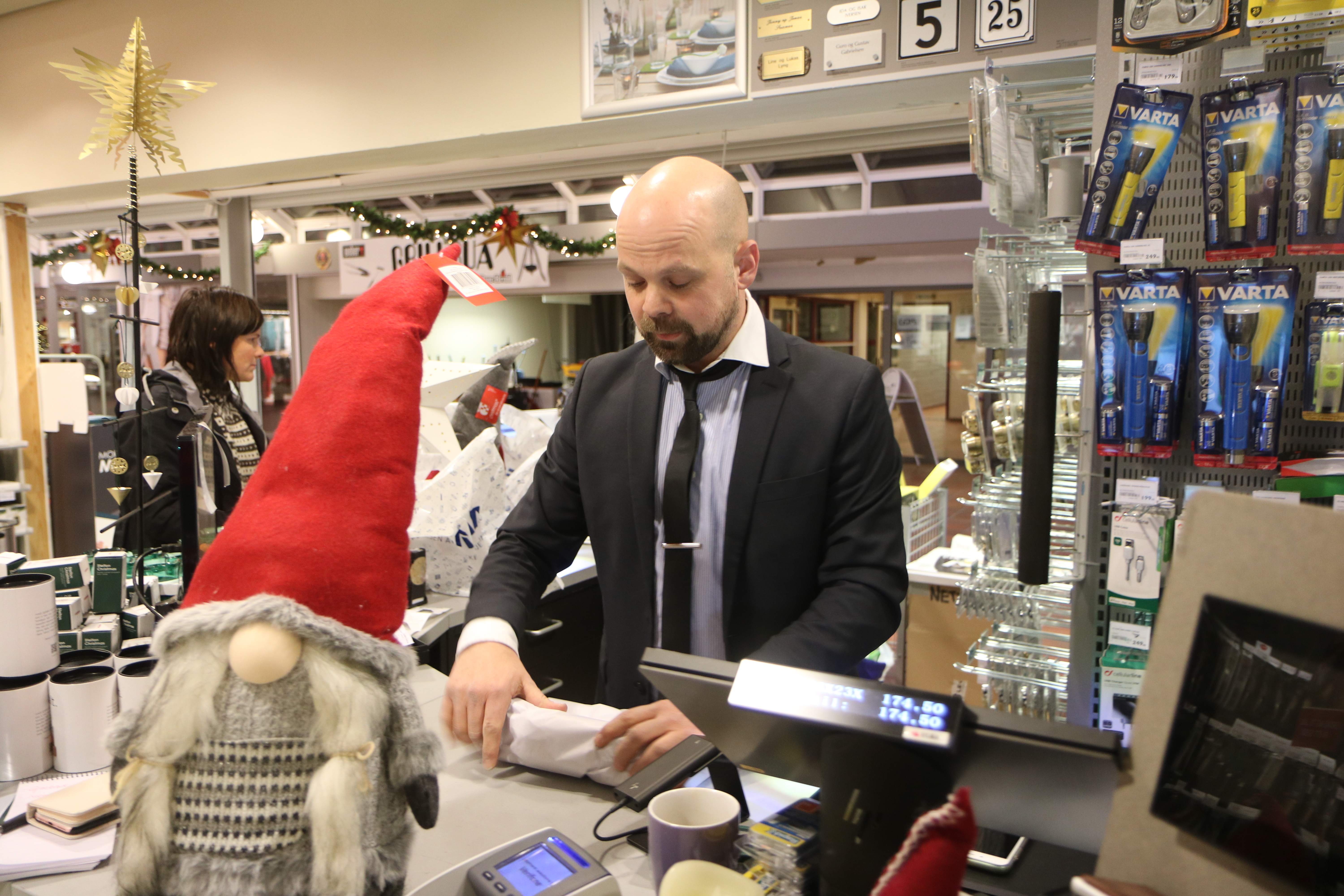 Butikksjef på Jernia, Morten Bjelland hadde det travelt på jobb lille-julaften.