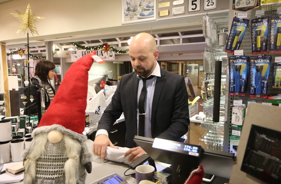 Butikksjef på Jernia, Morten Bjelland hadde det travelt på jobb lille-julaften.