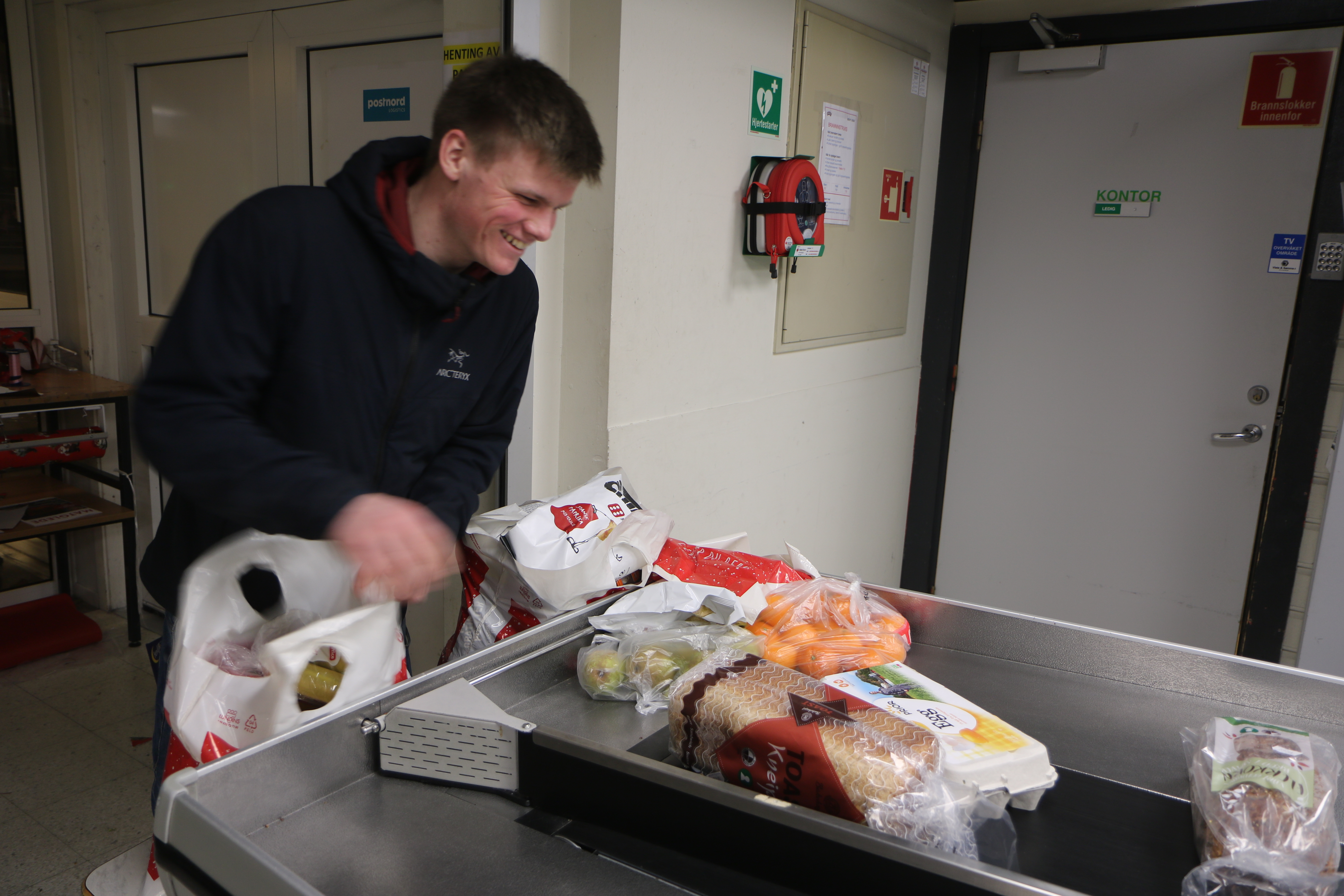 Håkon og mamma pakker inn de siste gavene.