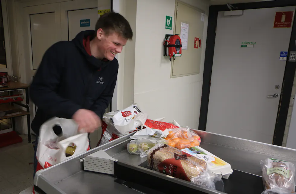 Håkon og mamma pakker inn de siste gavene.