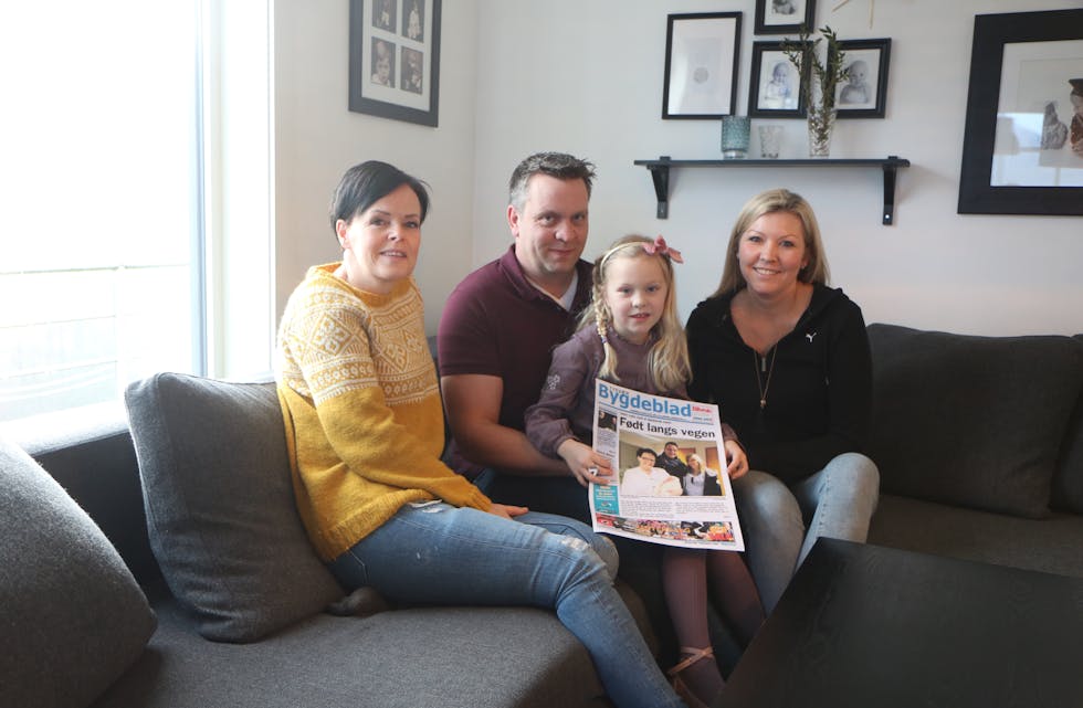 Laila er på besøk seks år seinare, og Signhild har fått avisframsida frå 2013 skrive ut. Mamma Elfrid og pappa Kenneth sitt stolte ved sidan av.
Foto: Mona Terjesen