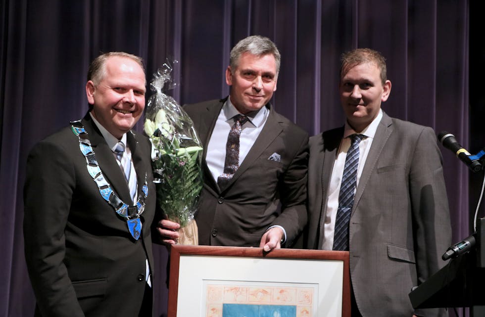 Kjøpmann Birge Nymark fekk næringsprisen - utrekkt av Ole Bjelland i Tysvær Næringsforum. Ordførar Sigmund Lier gratulerte. Foto: Mona Terjesen