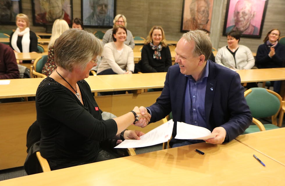 Astrid Håland fra Nasjonalforeningen Haugaland Demensforening var svært fornøyd med å signere samarbeidsavtale med ordfører Sigmund Lier. Foto: Mona Terjesen