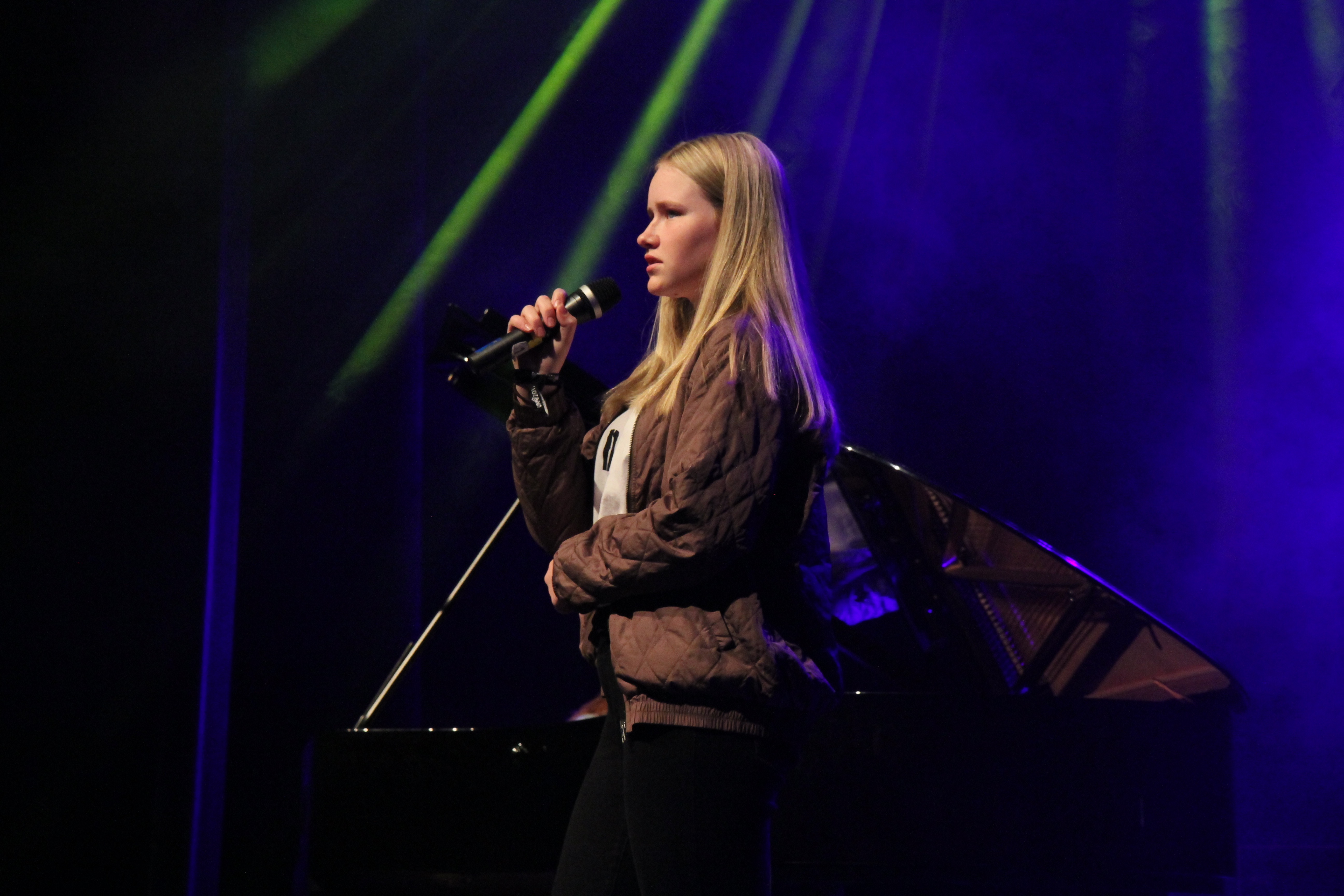 Silje og Olina frå Tysvær song og spelte piano.