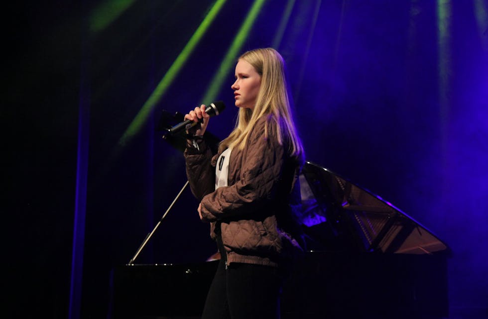 Silje og Olina frå Tysvær song og spelte piano.