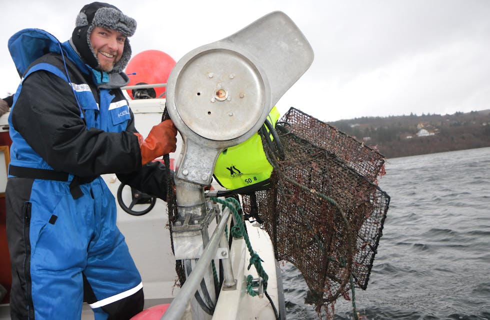 John Kristian Stenersen henta opp fangsten som dykkarane kom med. Foto: Mona Terjesen