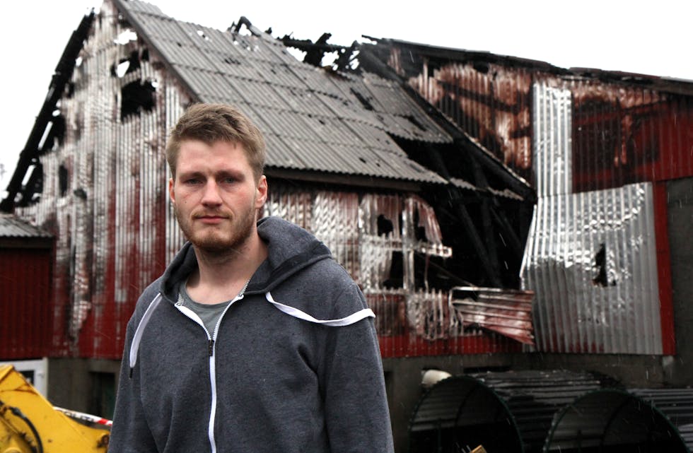 Kai Håstø klarte så vidt å berge de 40 dyra sine, da fjøset hans brant torsdag formiddag. Foto: Mona Terjesen