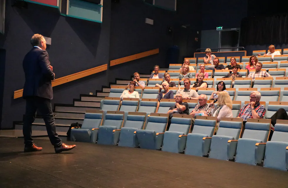 Det blei til slutt vanskeleg for ordførar Sigmund Lier å kunne svare på angrepa frå forsamlinga i kveld.