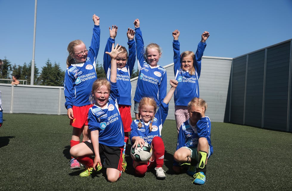 Bak frå venstre: Sandra, Karoline, Sofie og Celine. Framme: Leah Victoria, Synne og Tuva. Foto: Mona Terjesen