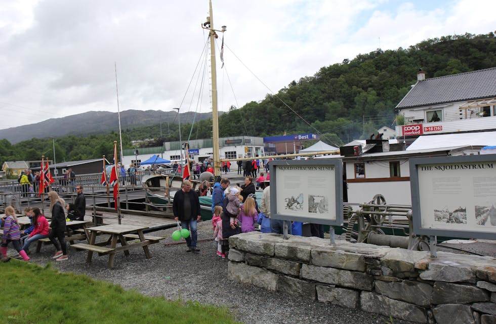 Slusedagen 2017 trakk hundrevis av folk. Båten Hilding var på plass for å gå gjennom slusene. Foto: Ingvild R. Myklebust