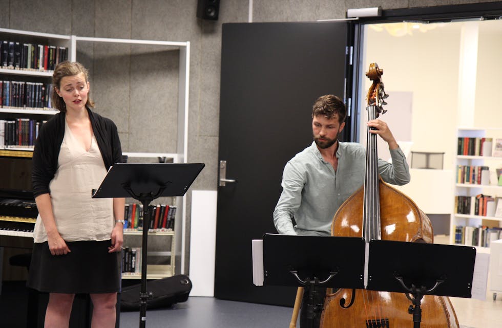 Ein spontan smakebit av PODIUMfestivalen i biblioteket. T.h Nikolai Matthews Foto: Ingvild R. Myklebust