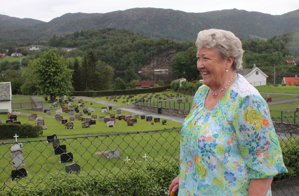 Klara Bråtveit (75) mener mange gravplasser på Haugalandet er forsømt, og roser den velstelte kirkegården i Skjoldastraumen. 
Foto: Karina Søvik