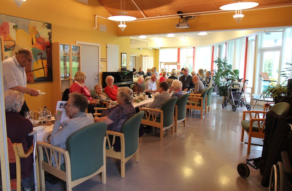 På Nedstrandstunet koste dei seg med sild av ymse slag. Foto: Ingvild R. Myklebust