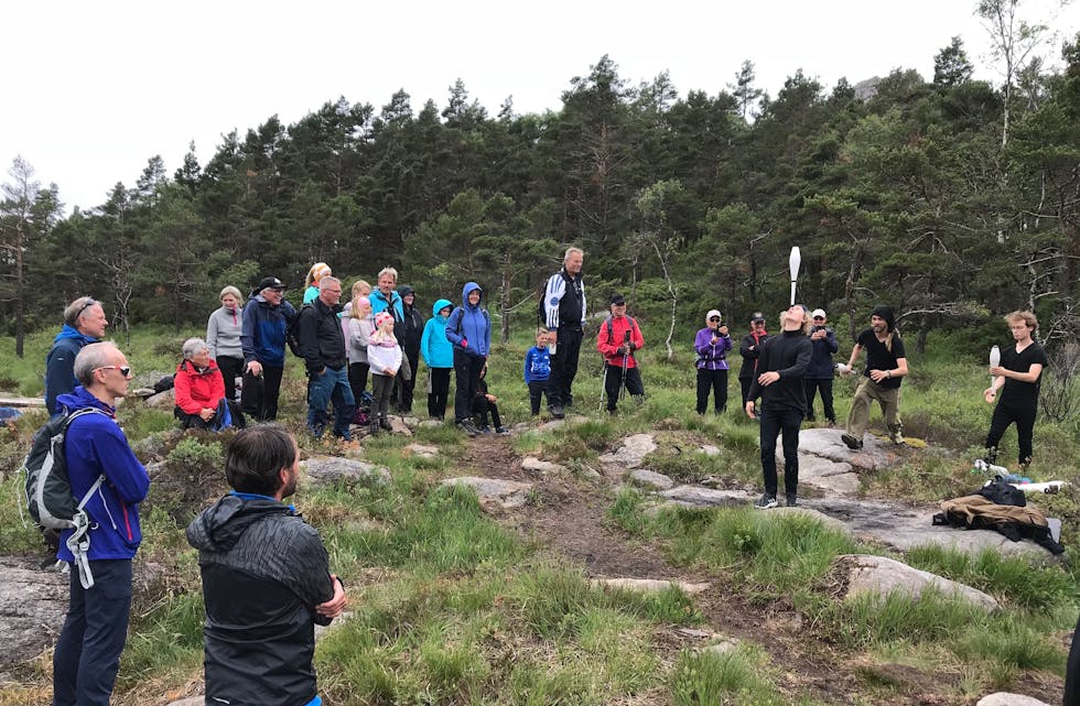 Flaks sjongleringsgruppe hadde framvising for det spreke publikummet. Foto: Privat