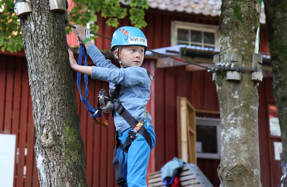 Imre Elias Log-Nernes på fire år var klar for ein dag med aktivitet og moro i klatreparken. Foto: Ingvild R. Myklebust