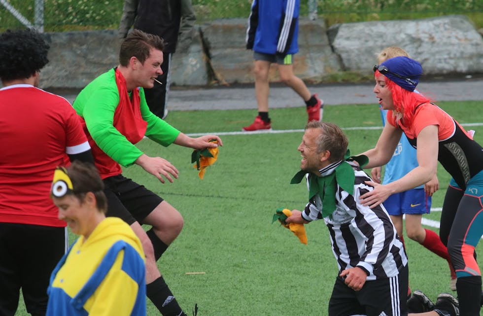 Kvart år speler elevane fotballkamp mot lærarane på Førre skole siste dag før sommarferien. Foto: Ingvild R. Myklebust