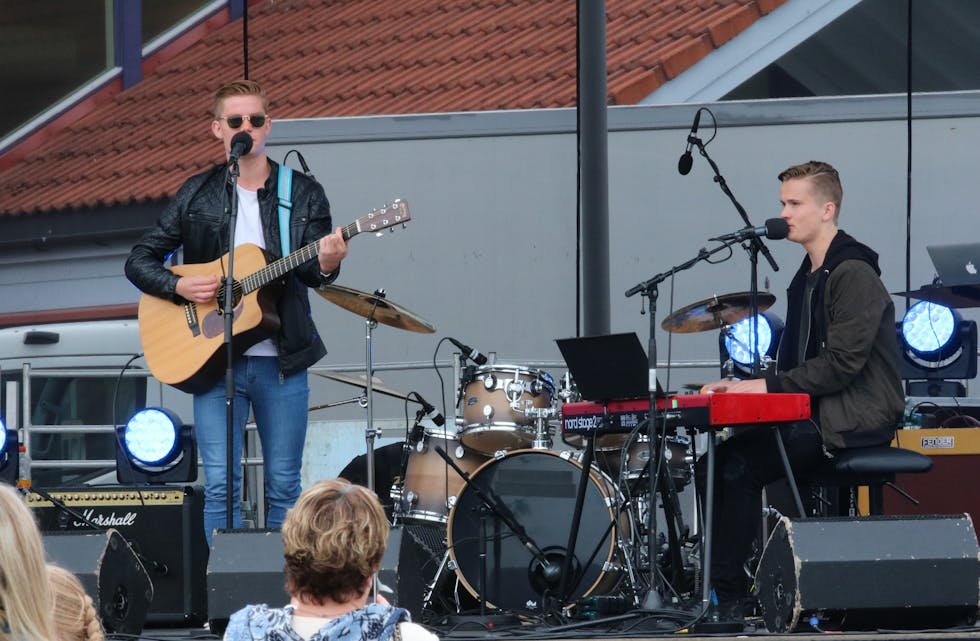 Berge Ohm (t.v.) var aleine på scena sist han spelte til lunsj. I morgon har han med broren Olav (t.h.) Her frå Midtsommar-konserten i fjor.
Foto: Mona Terjesen