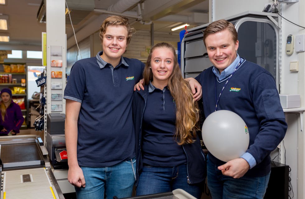 Trygve Romseland, Emeli Kallekodt og Bjørn Inge Romseland står bak kassen i butikken i Hervik.
Foto: Jorunn Bjørndal Lilleland