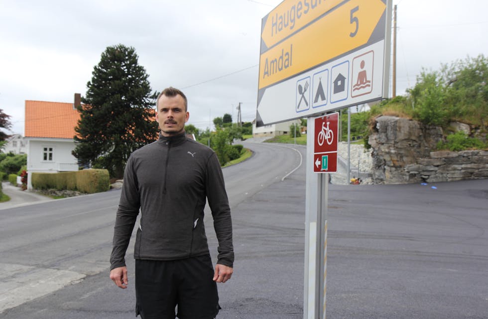 Jørund Espeland går frå Sandnes til Stord. Han hadde seg ei velfortent pust i bakken på Nedstrand. Foto: Ingvild R. Myklebust