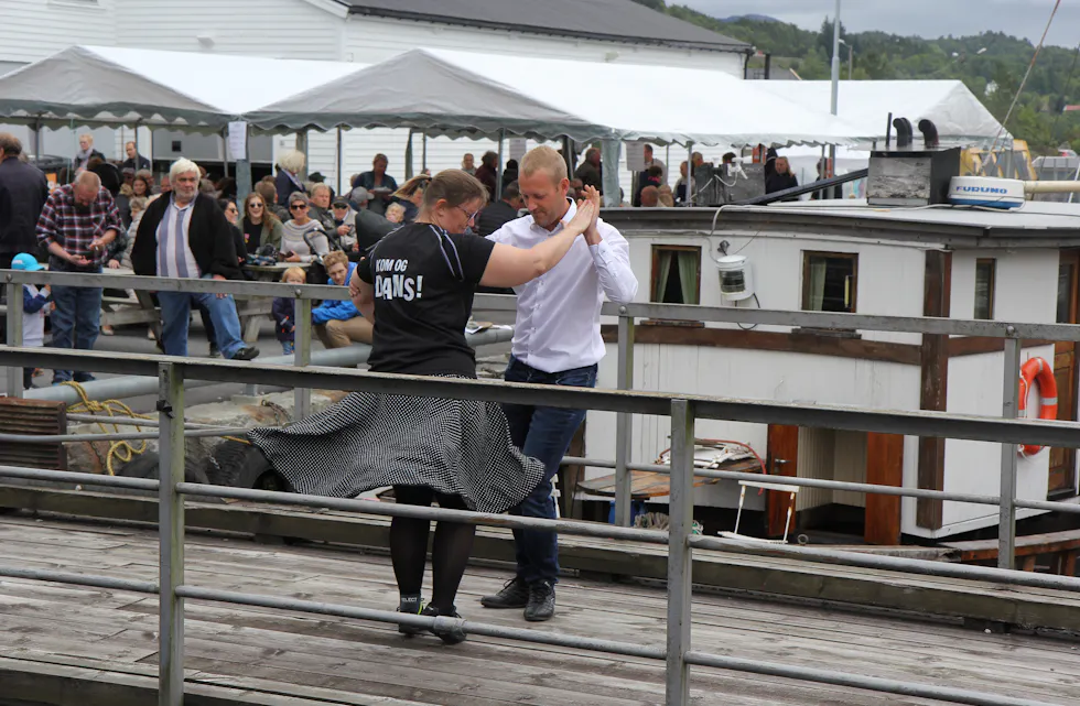 I fjor sommar svingte det skikkeleg på Slusedagen. Også i år blir det mykje moro ved slusene i Skjoldastraumen. Arkivfoto: Ingvild R. Myklebust