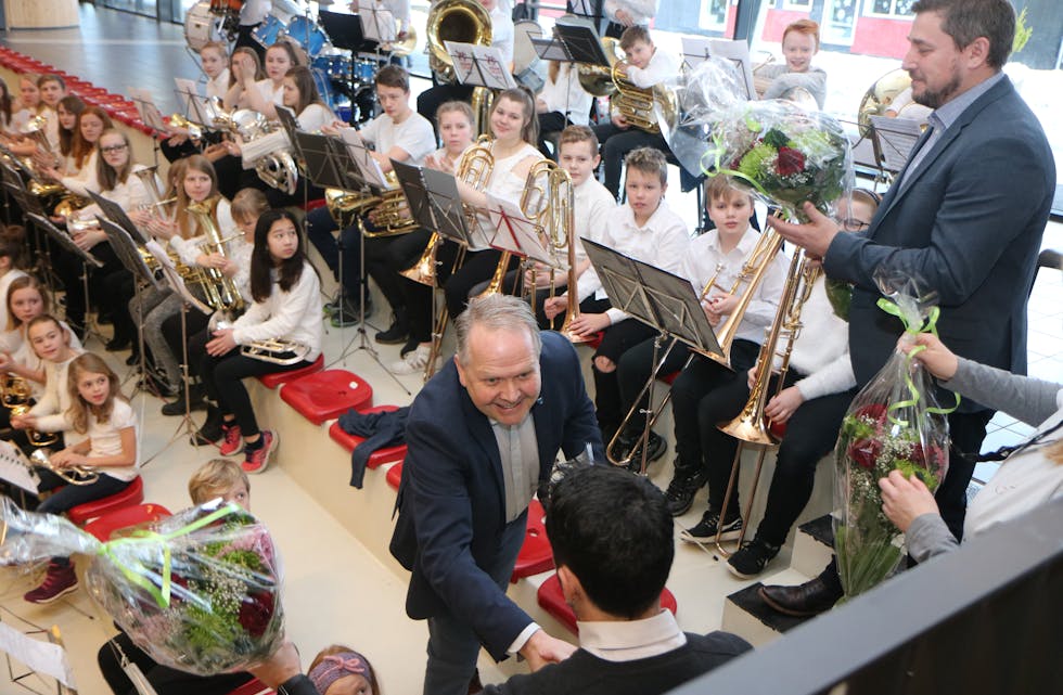 Ordførar Sigmund Lier takka dirigentane for den flotte korpsmusikken.