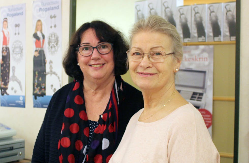 Frances Jacobsen og Vera Laurhammar  synes det er trist å måtte stenge butikken i Aksdal Senter.
Foto: Marit Tvedt
