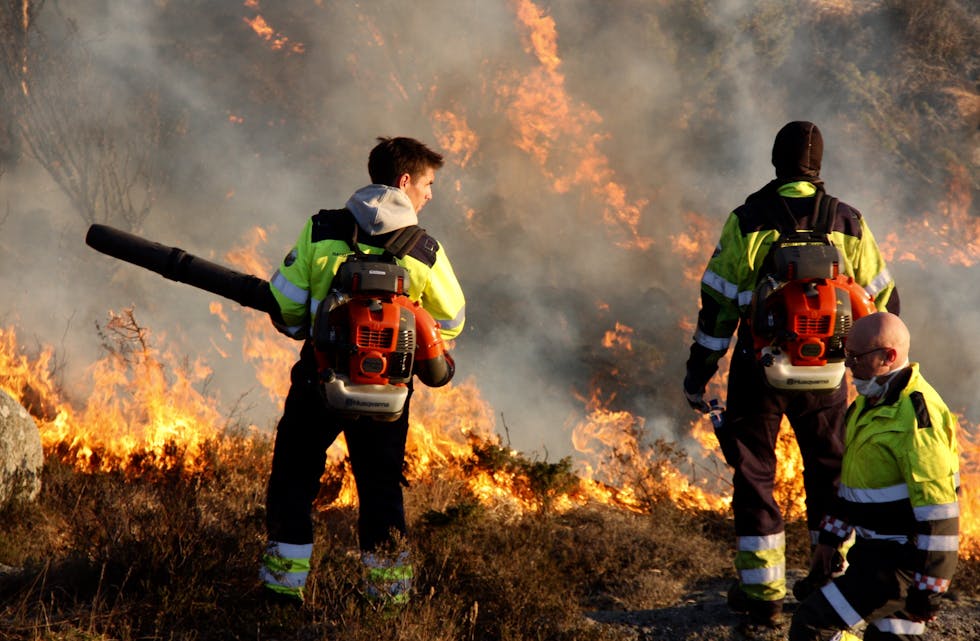 Mannskap frå brannvesenet i Tysvær gjorde ein fantastisk jobb i heia mellom Hetland og Høie. Dei hadde ein tøff kamp mot flammane.
Foto: Tor Andre Johannessen