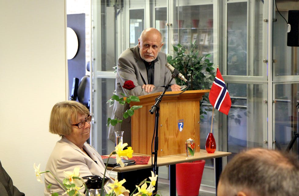 Kjell Jamne holdt apell under 1. mai-frokosten i kommunehuset.