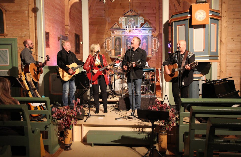 Søndag kveld fekk publikum i Nedstrand kyrkje oppleve ein flott konsert med det lokale bandet HOWDY og Solveig Leithaug med fleire. Foto: Ingvild Rørtveit Myklebust