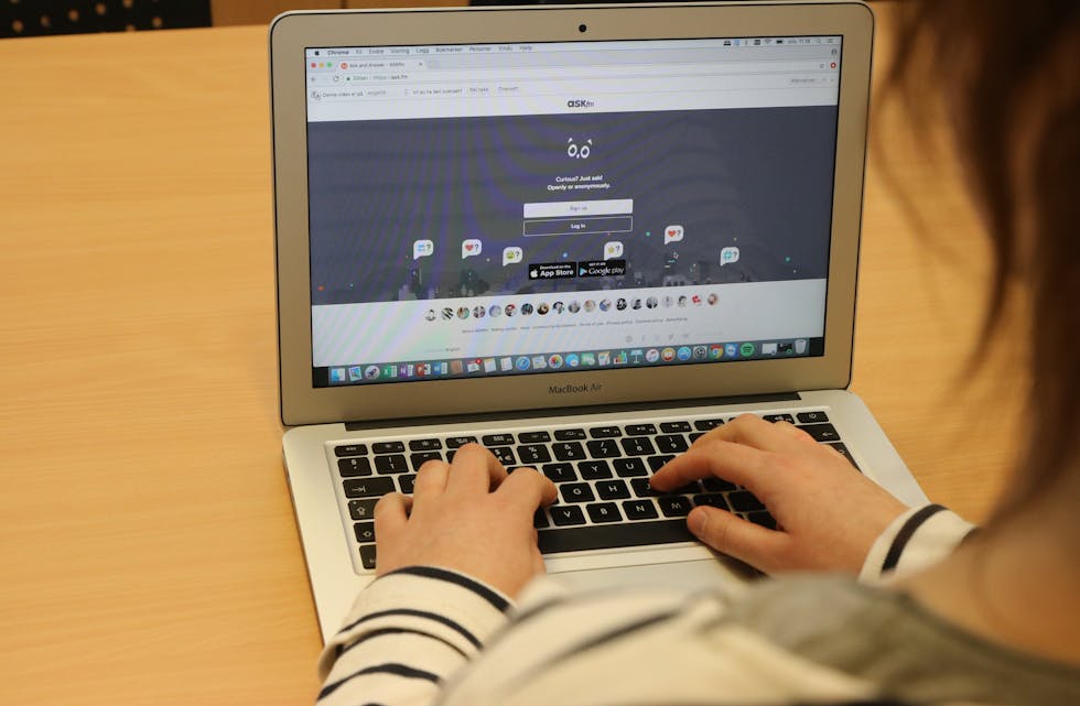 Ungar kan vere fæle mot kvarandre, særleg på nettet. Det kan verke som om dei skil mellom «personen dei er på nettet» og i verkelegheita. Me har prata med to jenter som har blitt utsett for grov nettmobbing.