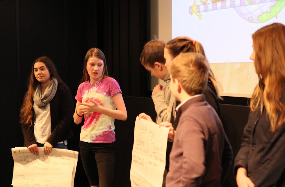 Nokre av elevane presenterer det gruppa deira har diskutert om framtida til ungdomsskulane i Tysvær. Foto: Ingvild R. Myklebust