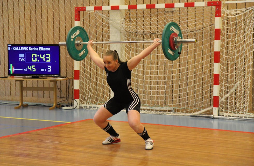 Serina Eikemo Kallevik i TVK var ein av dei som tok gull i sin klasse. Ho løfta seg også til ny personleg rekord i rykk.