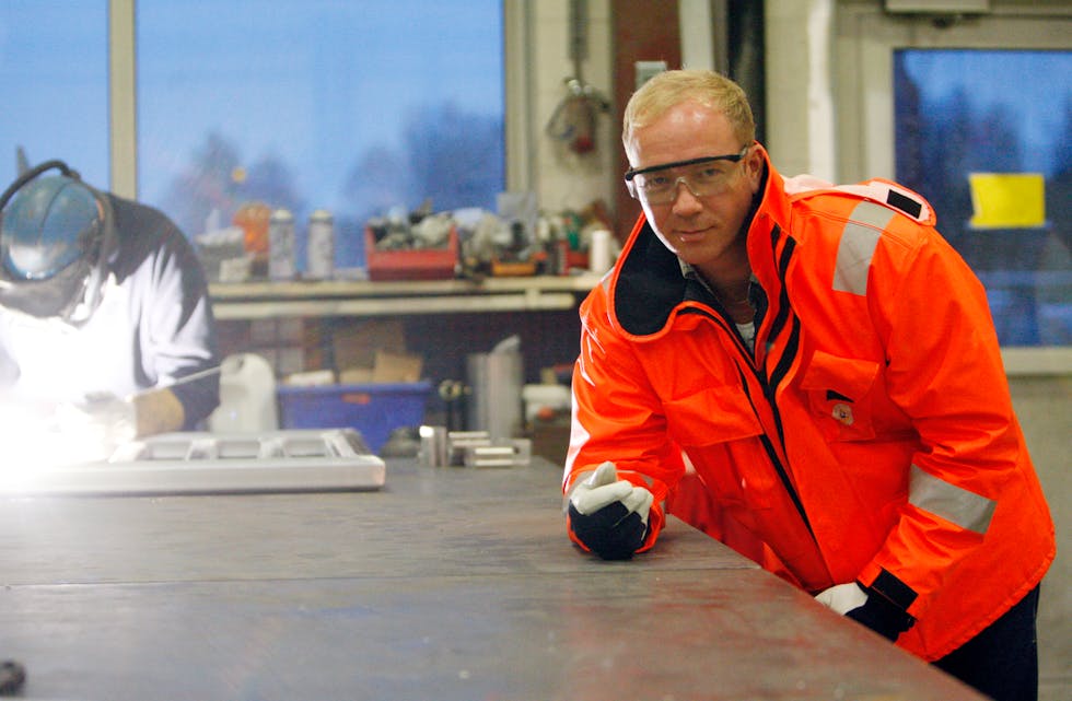 Dagleg leiar Ivar Håland på besøk i sveiseverkstaden til Håland & Karlson. Der går det for det meste i aluminium.
Foto: Alf-Einar Kvalavåg