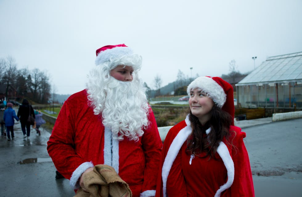 Vegard Tveita og Ingrid Nordbø delte ut klementiner under Jul på landet på Tveit.
Foto: Jorunn Bjørndal Lilleland