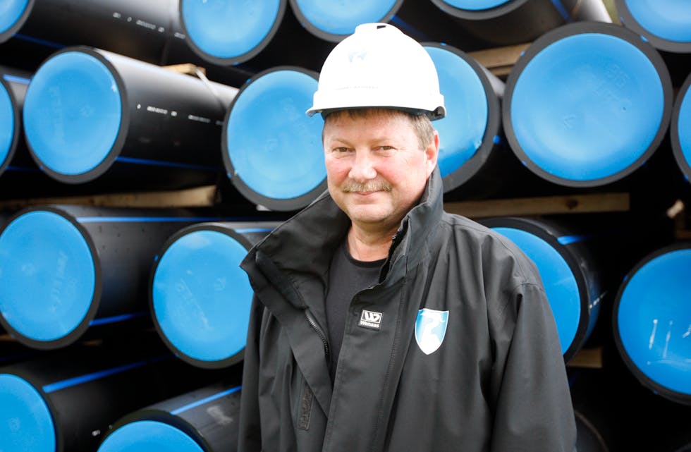 Johnny Wannberg ser fram til at det blir lagt røyr i sjøen frå Førre til Dragavika. Går alt etter planen kan dette koplat saman før neste sommar.
Arkivfoto: Alf-Einar Kvalavåg