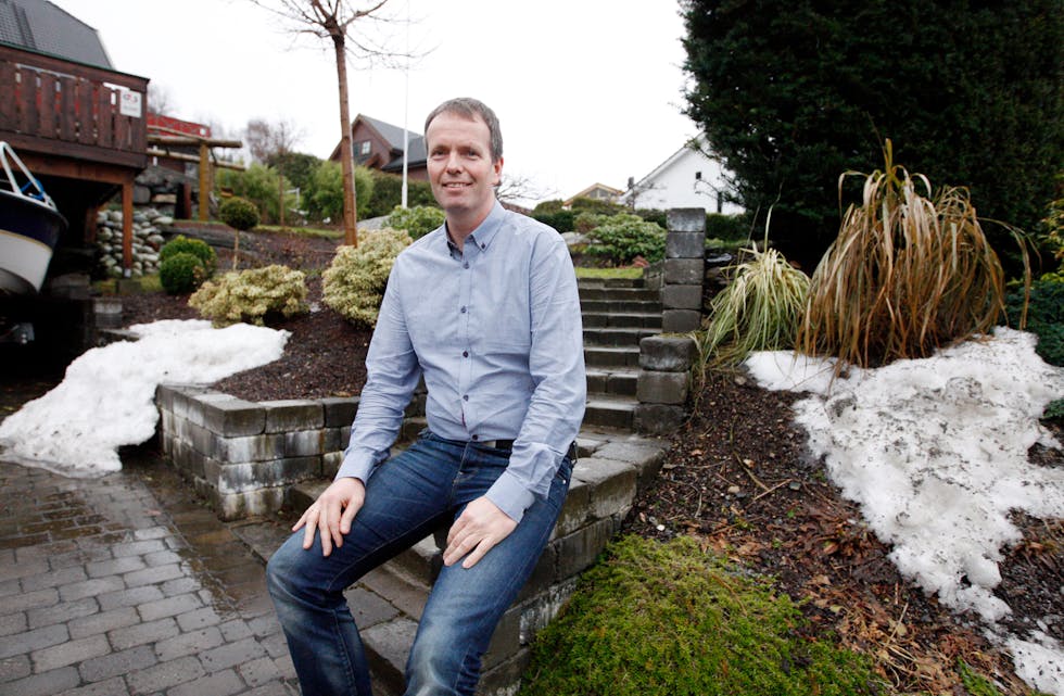 Kjetil Alvheim kikkar bort på det som skal bli Bringedalstunet i Aksdal. 20 nye leilegheiter skal det bli plass til på den historiske tomta.
Foto: Alf-Einar Kvalavåg