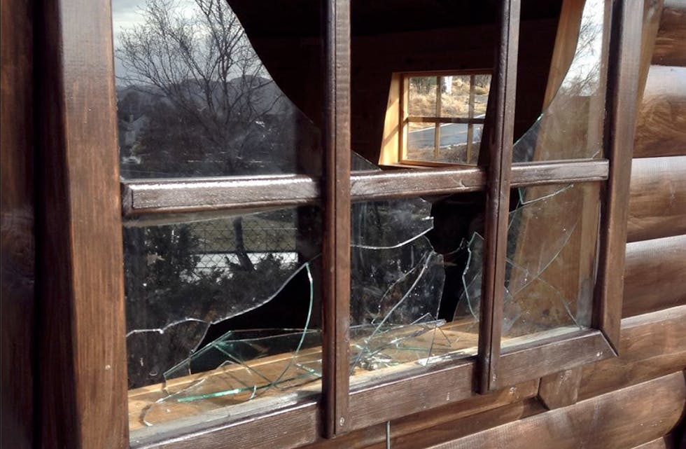 Slik ser det ut på utsida av grillhuset til ungane i Fjellhaug Friluftsbarnehage.
Foto: Fjellhaug Friluftsbarnehage