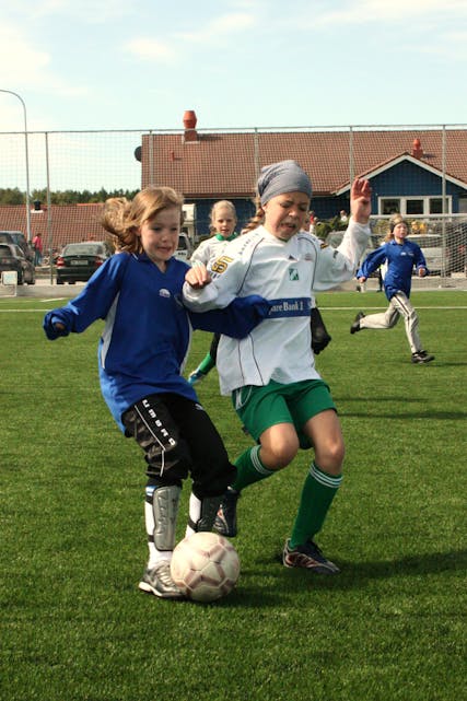 Kopervik-spilleren-Sara-Nilsen-fv-prvar-komme-seg-forbi-falkeid-forsvararen-Brigitte-Edland.jpg