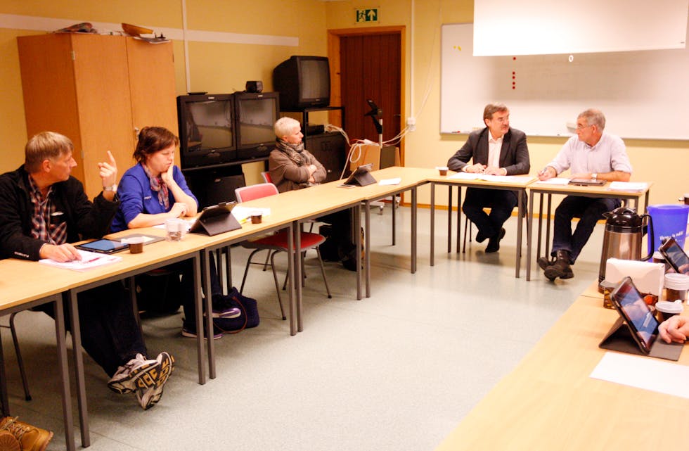 Frode Løland overraska dei fleste då han påsto at det var betre for innbyggjerane i Skjoldastraumen med eit kommunalt grendasenter med barnehage. Aud Iren Eikemo ville vite meir om kva summen for ei ombygging eigentleg dekka. Dei to AP-representantane stemte i mot rådmannens forslag.
Foto: Alf-Einar Kvalavåg