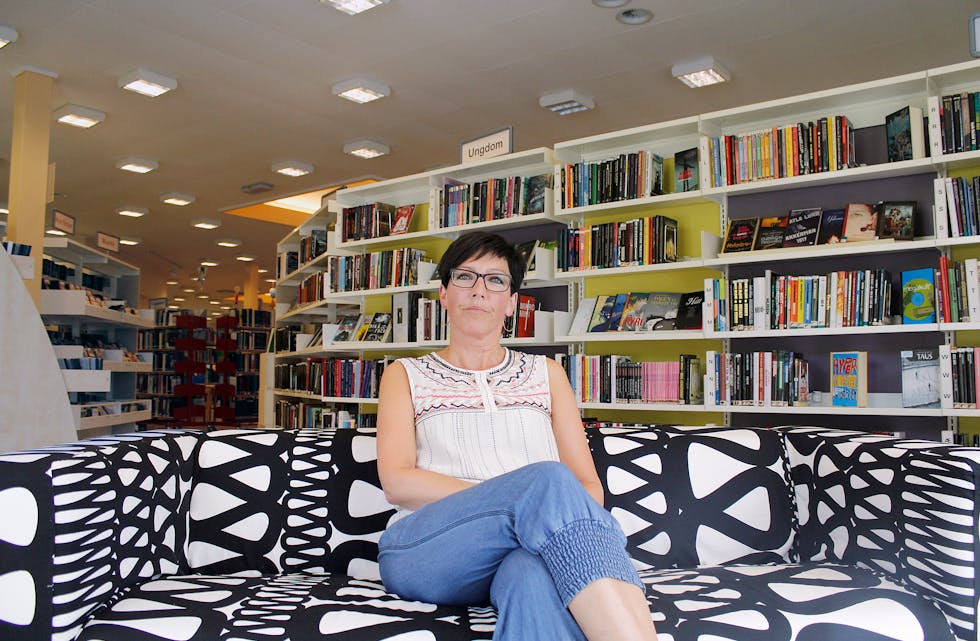 Lillan Rushfeldt er biblioteksjef i Tysværtunet. Det har vært et god besøk i sommer. Foto: Eva Birkeland