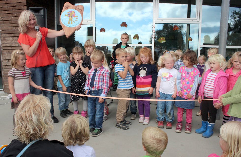 Truls (5) fikk æren av å klippe snoren da Fjellhaug friluftsbarnehage sist uke markerte at de var blitt en løvebarnehage. Foto: Karina Søvik