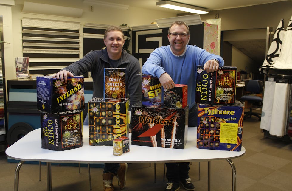 Anders Langelandsvik (t.v.) og Eivind Tore Langelandsvik har alt klart til fyrverkerisalg fram mot nyttårsaften. Foto: Eva Birkeland