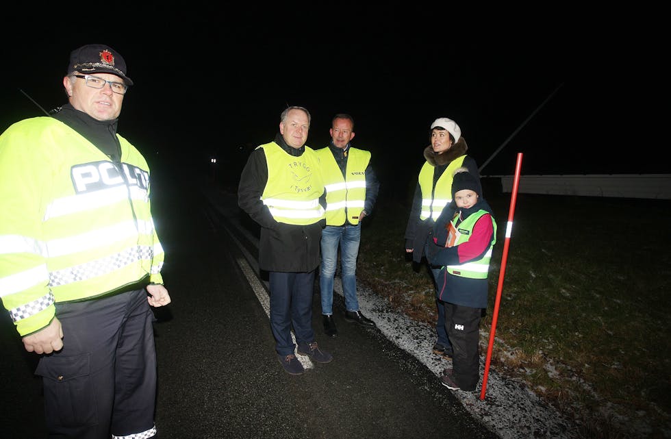 Ingrid og Oline Westergaard Døske er bekymra for trafikksikkerheita ved Leite. Tysdag hadde dei politikontakt Malvin Kvamme, rektor Svein Ove Pedersen og ordførar Sigmund Lier på synfaring. Det gjorde inntrykk.
Foto: Alf-Einar Kvalavåg