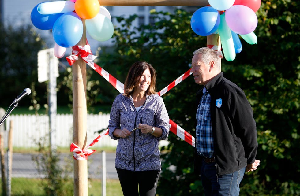 Rektor Marianne Losnegård kan på nytt feire gode resultater for skolen i Nedstrand. Her fra en tidlegere fest sammen emd Egil Notland. Arkivfoto: Alf-Einar Kvalavåg