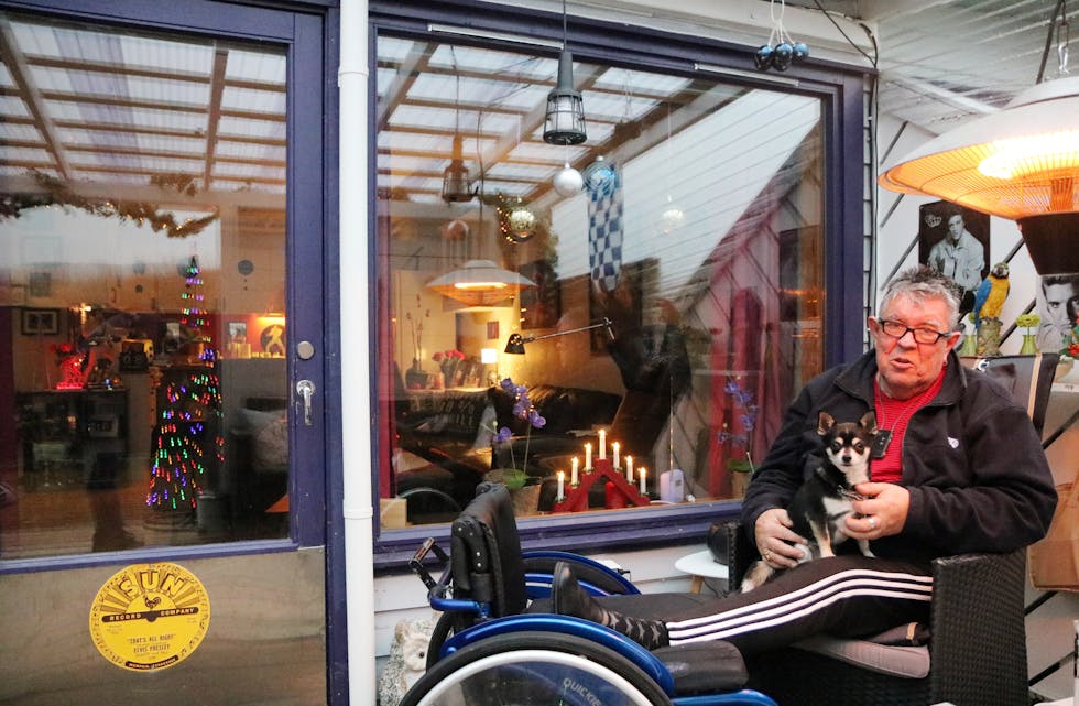 Hadde det ikkje vore for hunden Elvis, så ville marokkanaren antakeleg klart å ta seg inn i stua til Knut Gunnar Mikkelsen.