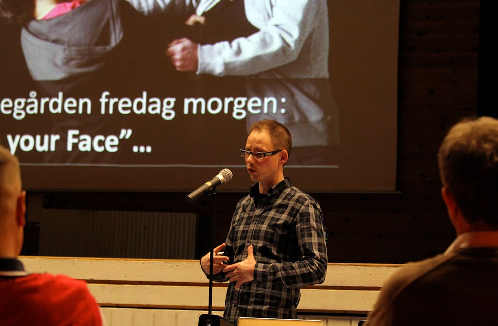 Det møtte ikkje opp meir enn ca 40 foreldre for å høyre Kjetil Fyllingen frå «Barnevakten» snakke om farane ved digital mobbing. 
Foto: Mona Terjesen